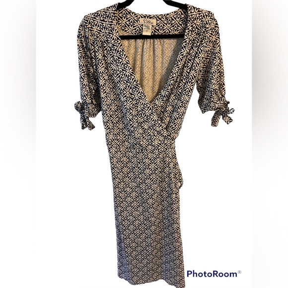 Lilly Pulitzer Dresses & Skirts - Lilly Pulitzer wrap dress. Size Petite Medium